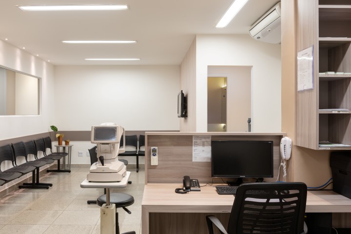 Sala de exames da CEMO, com poltronas de espera e equipamento oftalmológico