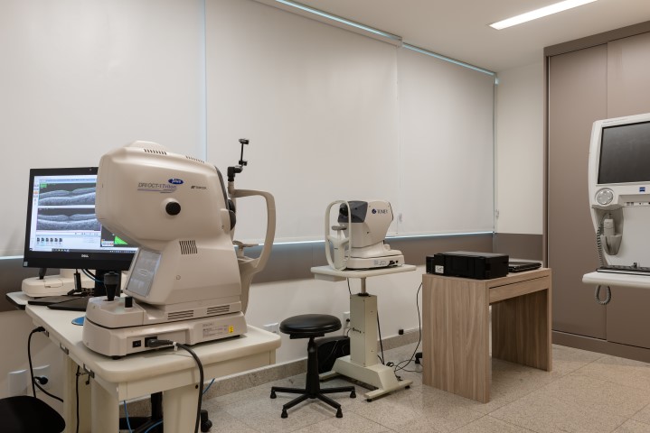 Equipamento de tomografia de coerência óptica (OCT) em uso na CEMO